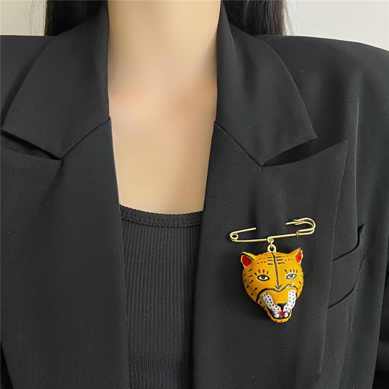 エレガントなエナメルタイガーブローチピン 女性用 スタイリッ - Women'S Formal Wear Accessories のレビューと価格